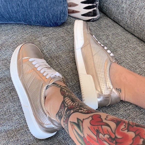 Bella Vita Metallic Sneakers - Picture 3 of 10